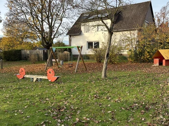 Spielplatz am Schneiderberg Spielplatz mit Schaukel und Wippe und Sitzgelegenheit