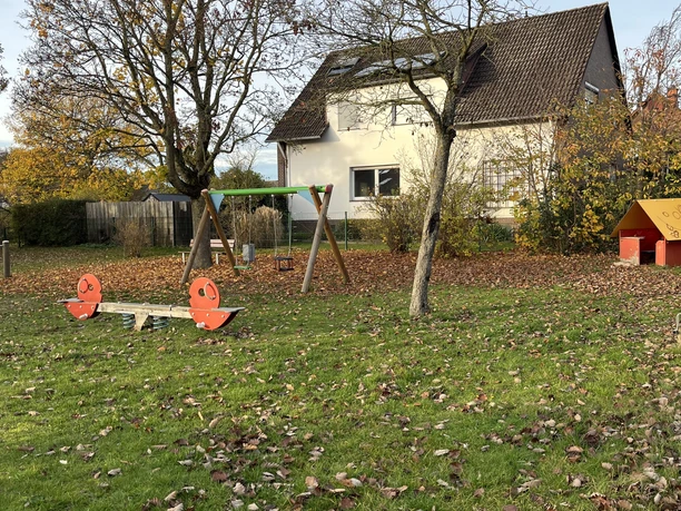 Spielplatz am Schneiderberg Spielplatz mit Schaukel und Wippe und Sitzgelegenheit