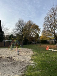 Spielplatz am Schneiderberg Spielplatz mit Sandfläche, Klettergerüst, Wippe und Federwippe