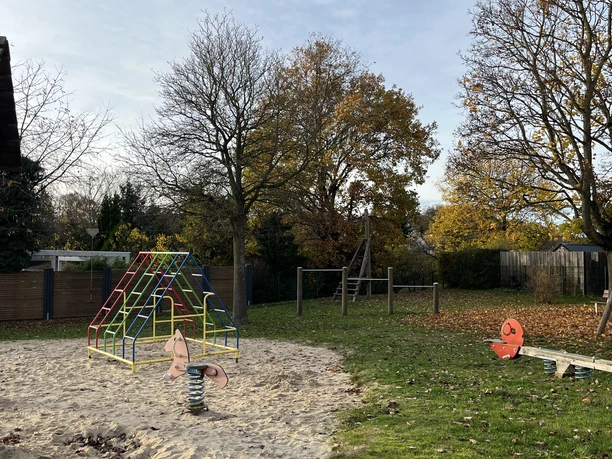 Spielplatz am Schneiderberg Spielplatz mit Sandfläche, Klettergerüst, Wippe und Federwippe