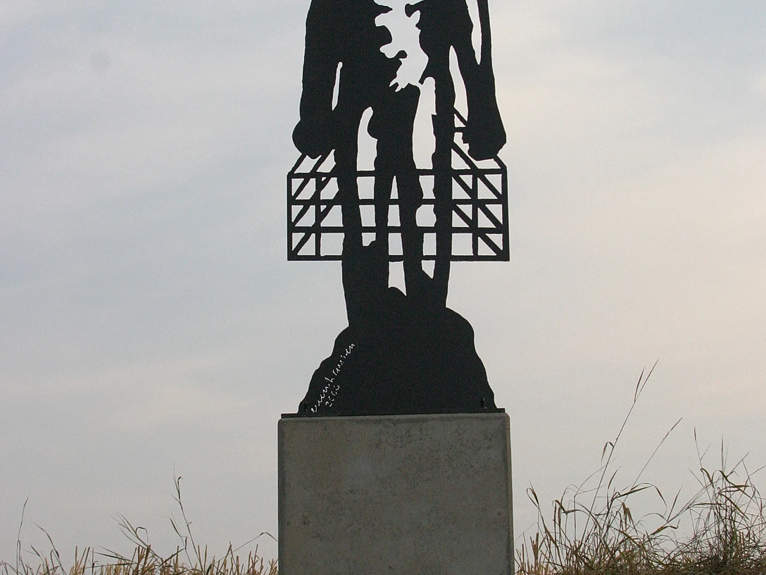 6_Mann im Käfig_Tag_2003.jpg