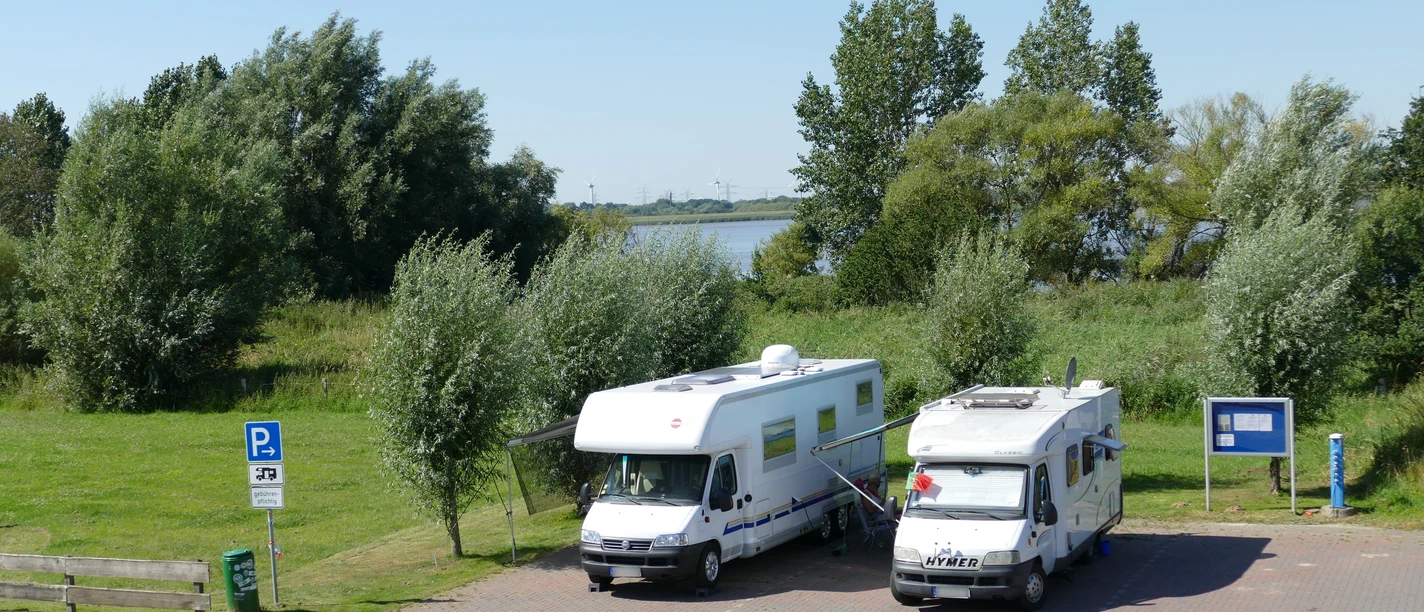 Wohnmobilstellplatz am Sportboothafen Dedesdorf-Eidewarden