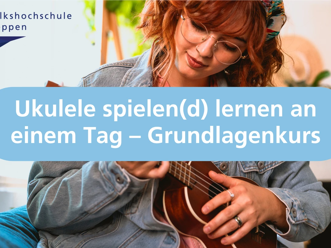 Ukulele spielen(d) lernen an einem Tag – Grundlagenkurs.png Junge Frau spielt konzentriert Ukulele im Kursraum der Volkshochschule Meppen.