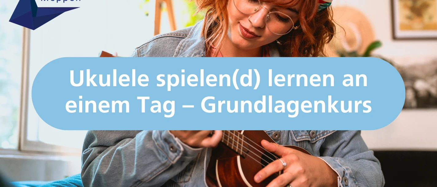 Ukulele spielen(d) lernen an einem Tag – Grundlagenkurs.png Junge Frau spielt konzentriert Ukulele im Kursraum der Volkshochschule Meppen.