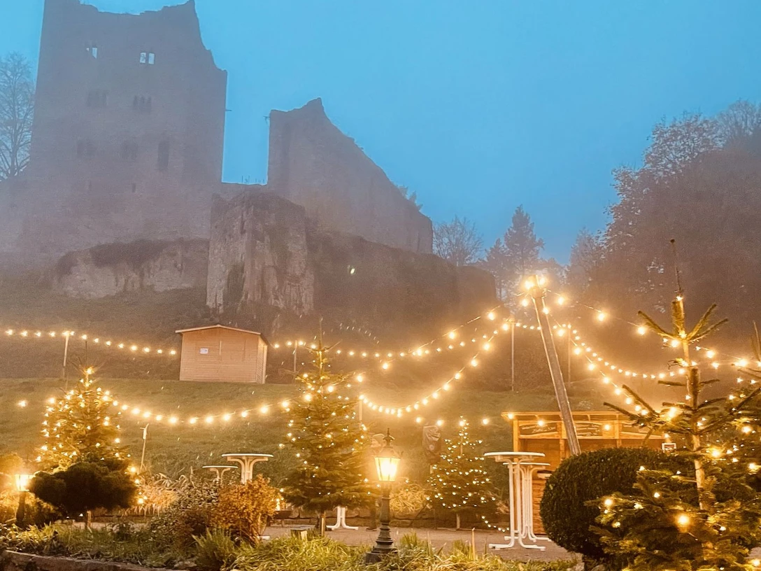 Weihnachtsmarkt bei der Burg