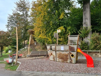 Spielplatz beim Hirschpark Willisau Spielturm mit Rutsche