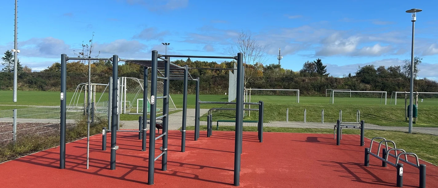 Streetworkout im Sportpark Loxstedt Streetworkout mit Outdoor-Sportgeräten.