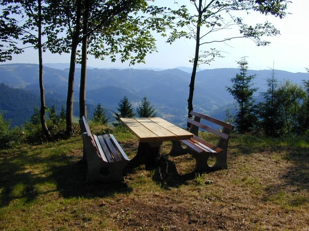 Rastplatz "schöne Aussicht" mit Ausblick ins Tal