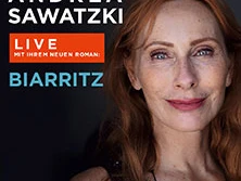 Porträtfoto von Andrea Sawatzki vor schwarzem Hintergrund mit Text zur Lesung ihres Romans "Biarritz".
