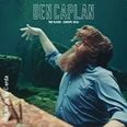 Der Musiker Ben Caplan, mit voller Bartpracht, unter Wasser in einer kreativen Pose.