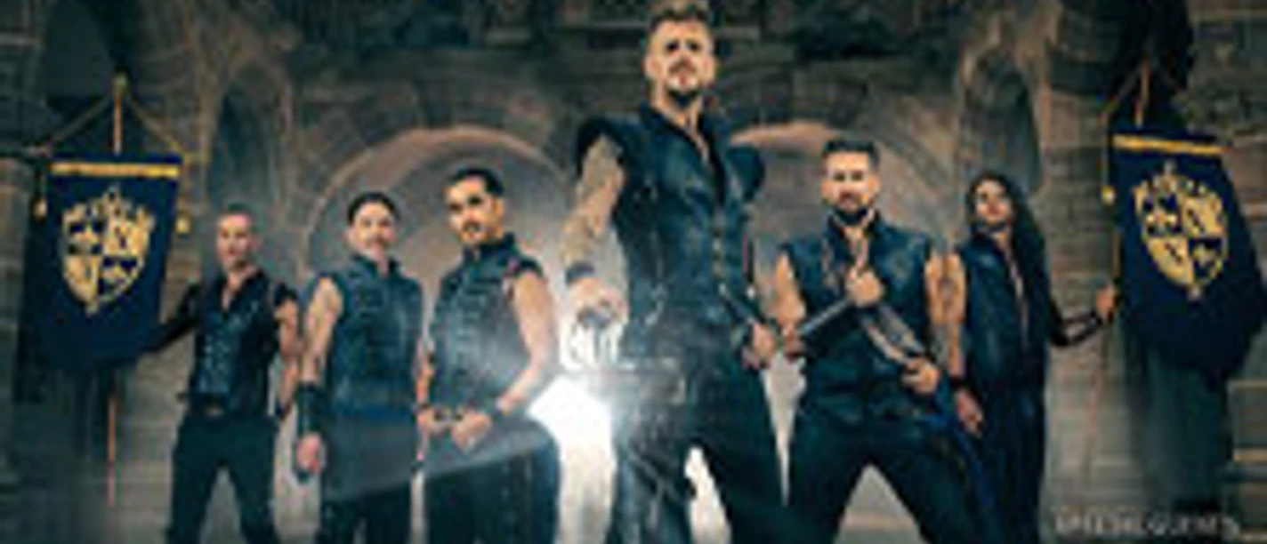 Mehrere Musiker in mittelalterlichen Outfits posieren selbstbewusst auf einer Bühne.