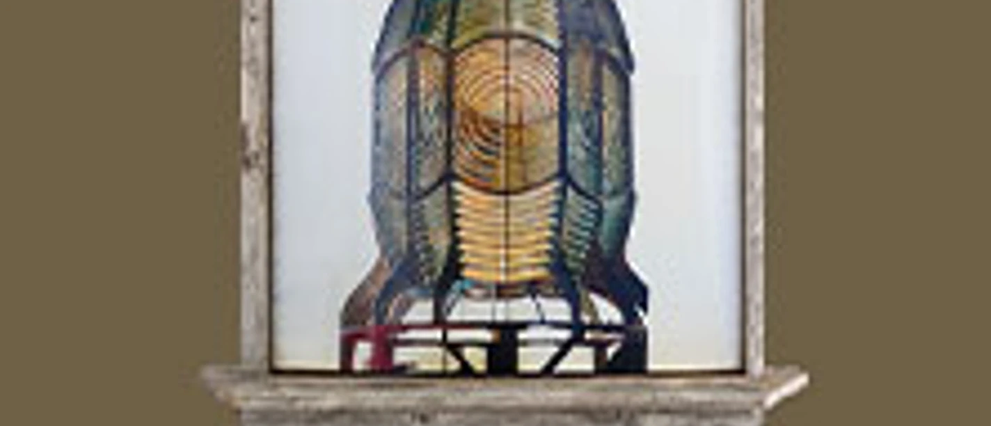 Ein bunt beleuchtetes Kunstwerk in einem rustikalen Holzrahmen, darunter steht "WINTERSLEEP".