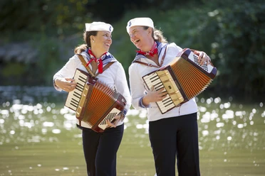 Shanties und Seemannsmusik auf Juist: Seemannsbräute - Bewegtes Konzert / Walkact.JPG Shanties und Seemannsmusik auf Juist: Seemannsbräute - Bewegtes Konzert / Walkact
