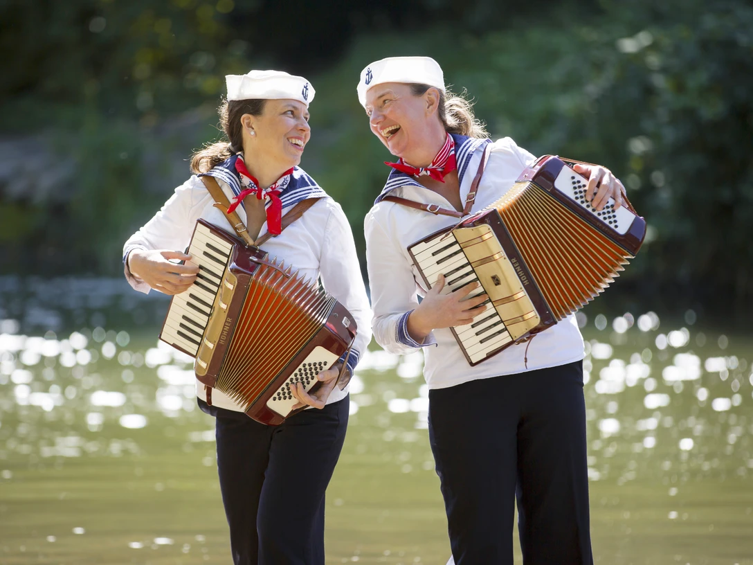 Shanties und Seemannsmusik auf Juist: Seemannsbräute - Bewegtes Konzert / Walkact.JPG Shanties und Seemannsmusik auf Juist: Seemannsbräute - Bewegtes Konzert / Walkact