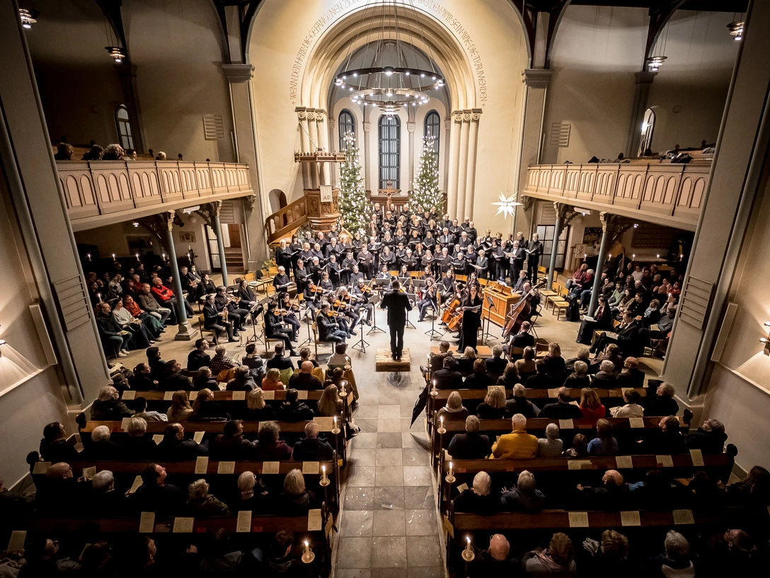 Weihnachtskonzert in der Zionskirche Bielefeld: Der Chor der Zionskantorei singt das Bach-Oratorium
