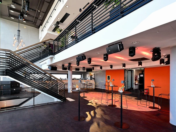 Upper East Site - Zweistöckiger Eventraum Zweistöckiger Eventraum mit Treppe und Stehtischen