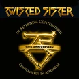 Goldenes Band mit 50. Jubiläumslogo von Twisted Sister, umgeben von lateinischen Schriftzügen.