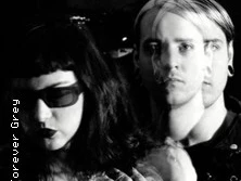 Schwarz-weißes Bild von zwei Bandmitgliedern von Forever Grey mit teils überlagerten Gesichtern.