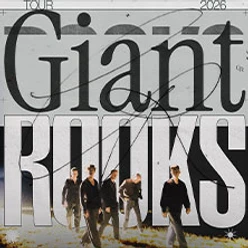 Fünfköpfige Band Giant Rooks läuft dynamisch vor einem großen, grafischen Schriftzug.