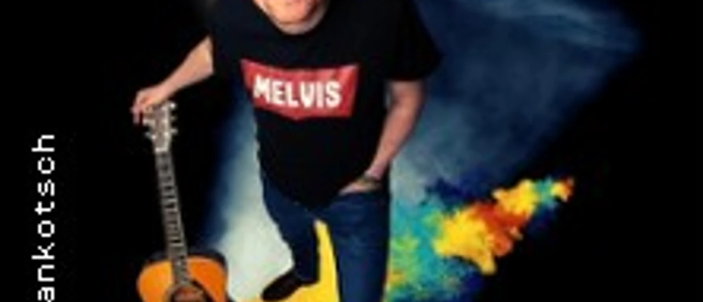 Ein Musiker mit Brille hält eine Gitarre und trägt ein schwarzes "Melvis"-Shirt.