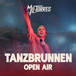 Open-Air-Konzert mit Mo-Torres vor begeistertem Publikum bei Abenddämmerung.