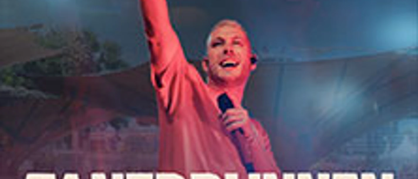 Open-Air-Konzert mit Mo-Torres vor begeistertem Publikum bei Abenddämmerung.