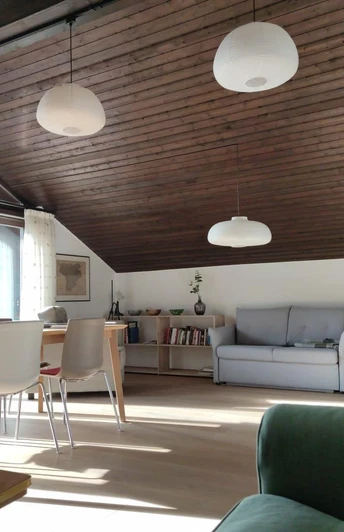 Wohn- Esszimmer mit Kamin und Balkon