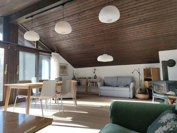 Wohn- Esszimmer mit Kamin und Balkon