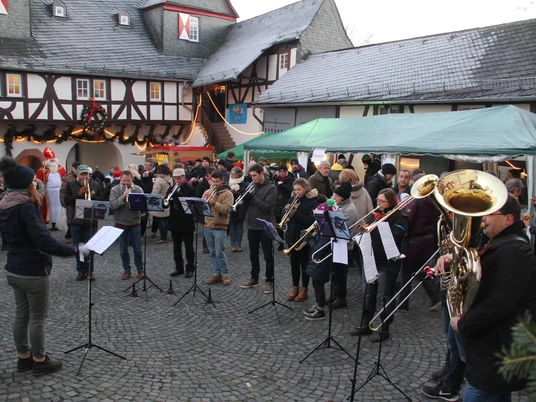 Schloss innen Hof Blick auf das Torhaus.JPG