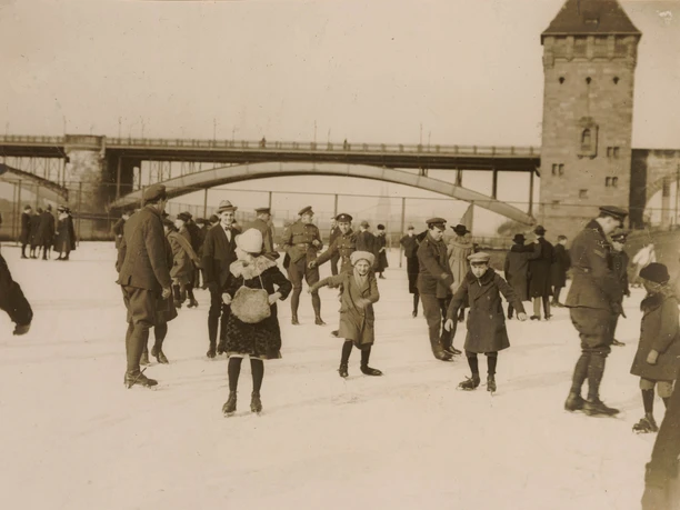 Ice skating Ice skating on the frozen floodplains in Cologne Poll in front of the south bridge