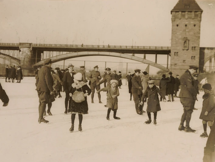 Schlittschuhlaufen Schlittschuhlaufen auf den zugefrorenen Vorflutwiesen in Köln Poll vor der SüdbrückeIce skating on the frozen floodplains in Cologne Poll in front of the south bridge