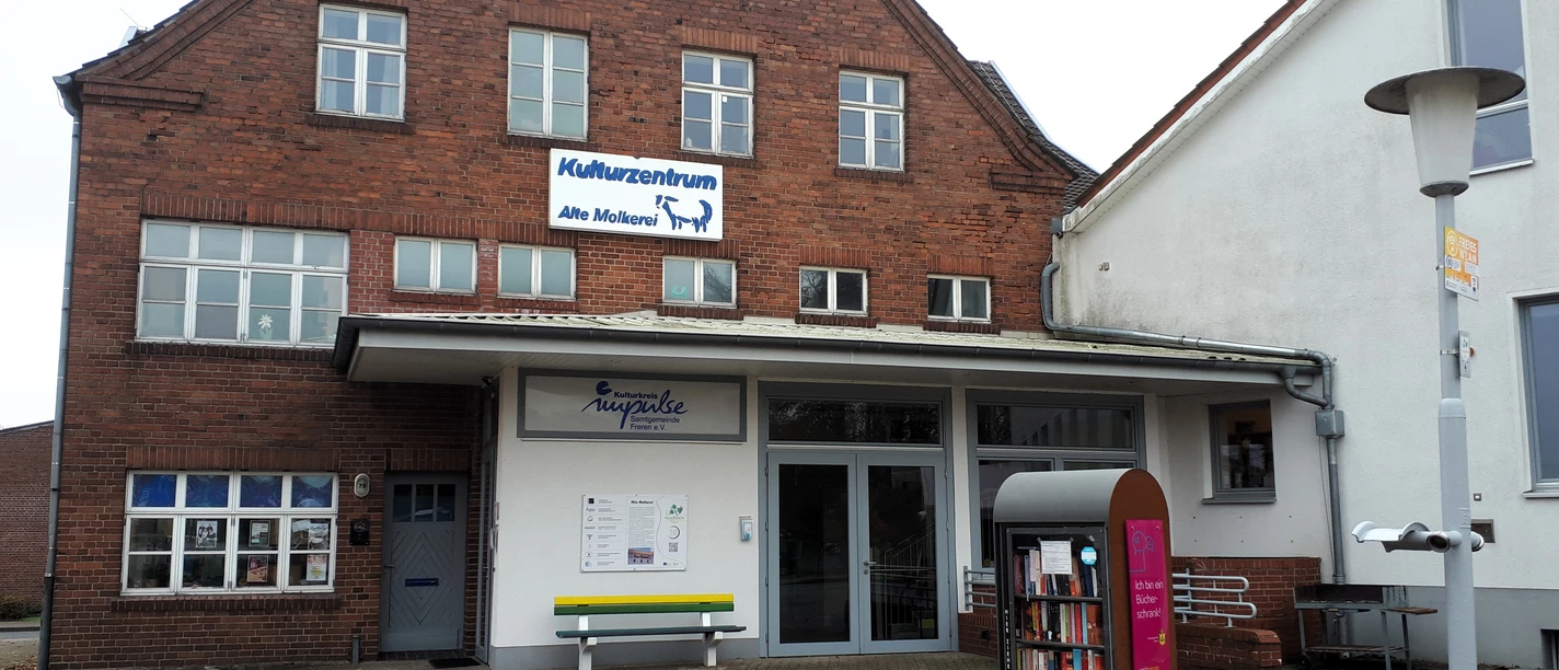 Kulturkreis impulse – Außenansicht Kulturzentrum Alte Molkerei, Freren ©Emsland Tourismus GmbH.jpg Backsteinbau mit Schriftzug Kulturzentrum Alte Molkerei und öffentlicher Bücherschrank davor