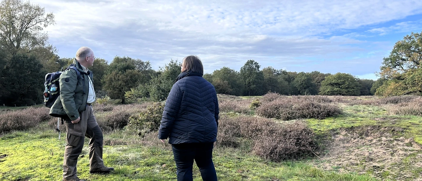 Podcastfolge mit Naturpark-Ranger im Borkener Paradies ©Emsland Tourismus GmbH (6).JPEG Zwei Personen stehen in herbstlicher Heidelandschaft und sprechen über Natur und Landschaftsschutz.