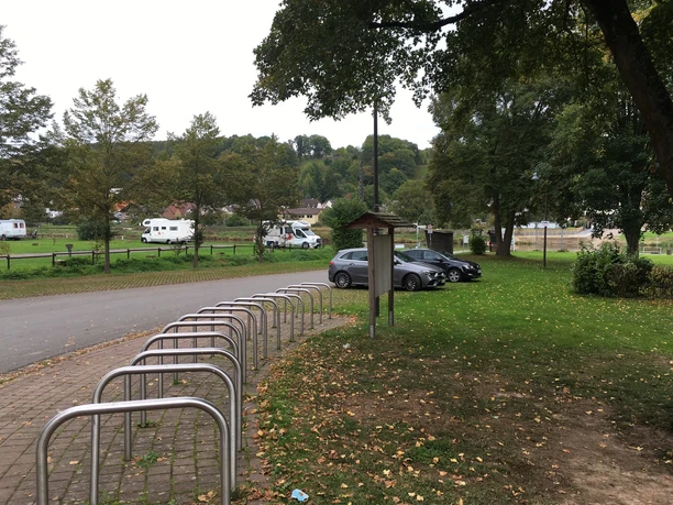 Den Wanderparkplatz bilden zwei Parkstreifen für Autos und zahlreiche Abstellbügel für Fahrräder.