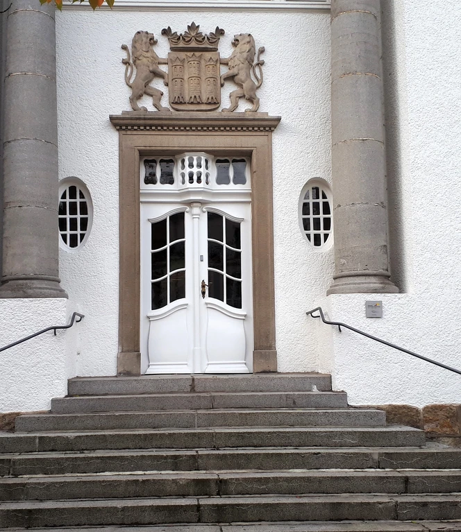 Wappen der Stadt Lingen (Ems) über der Eingangstür.jpg