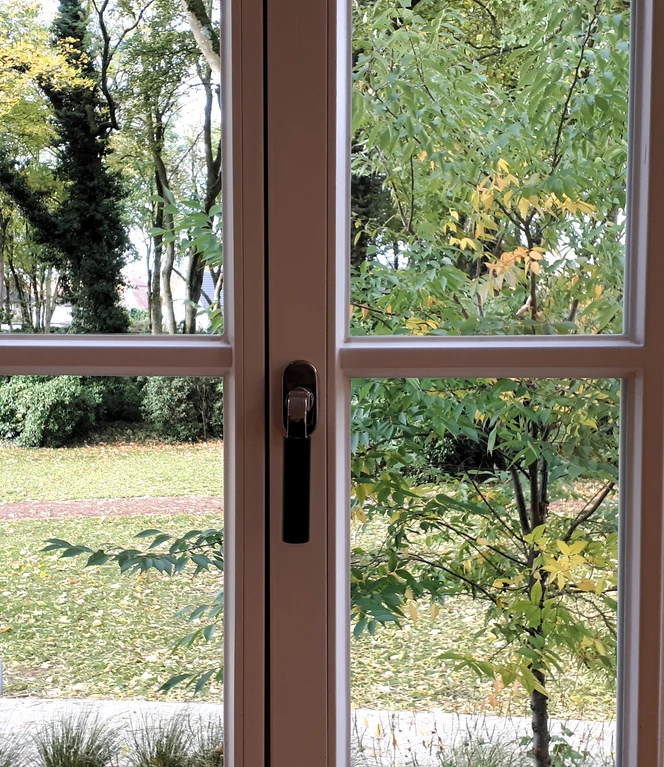 Kunst- und Kulturvilla - Fenster-Blick in den Garten.jpg
