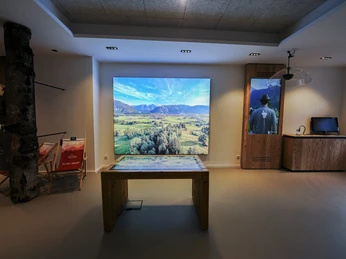 Neue Tourist Info Oberammergau_2025_Anja_Lieberherr_Innenraum.jpg