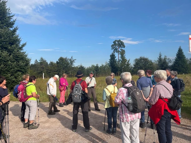 Wandergruppe im Grünen