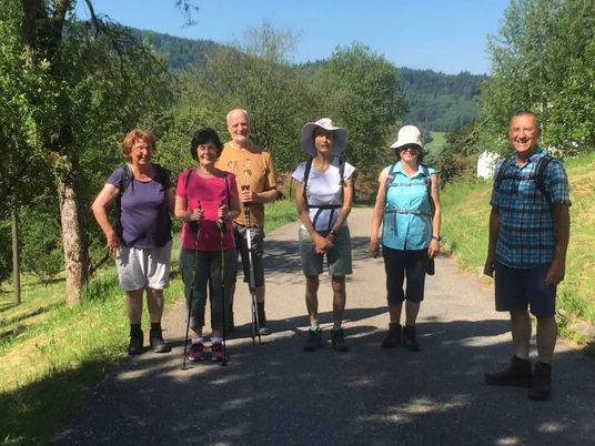 Wandergruppe im Wald