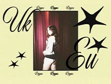 Frau in Bühnenkostüm vor rotem Vorhang mit stilisierten Sternen und Schriftzügen.