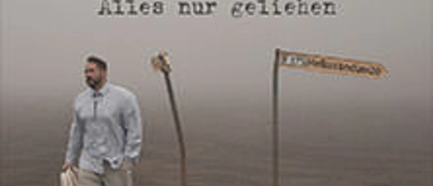 Mann geht über nebliges Feld neben verbogenem Schild, trägt Hemd und Sandalen.