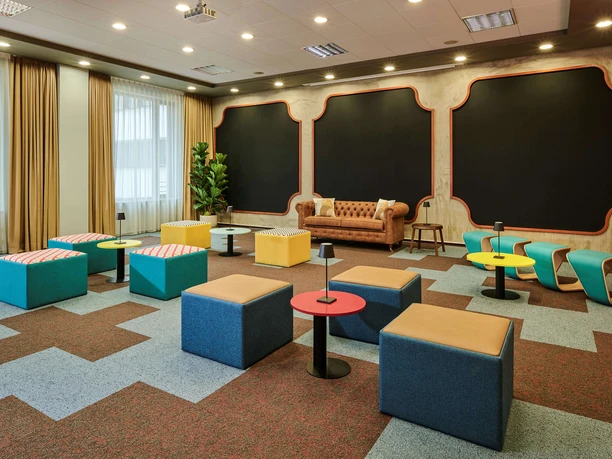 AVANI Frankfurt City - Kreativer Raum Kreativer Raum mit bunten Sitzwürfeln und Sofa.