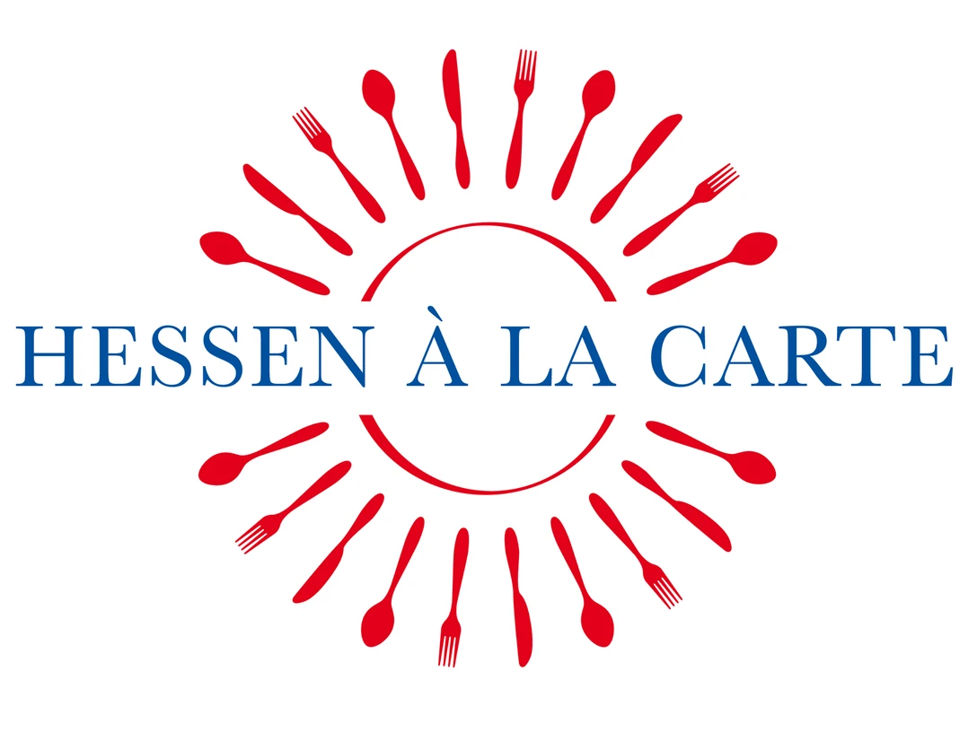 Hessen à la carte - Logo Logo „Hessen à la Carte“ mit rotem Besteckkreis und blauem Schriftzug.“Hessen à la Carte” logo with red cutlery circle and blue lettering.