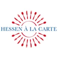 Hessen à la carte - Logo Logo „Hessen à la Carte“ mit rotem Besteckkreis und blauem Schriftzug.“Hessen à la Carte” logo with red cutlery circle and blue lettering.