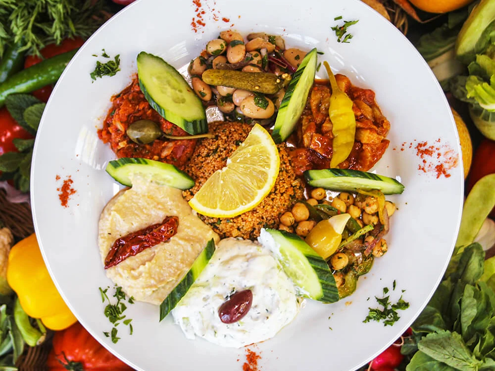 Restaurant Ronja, Mülheim an der Ruhr Teller mit vegetarischer Vorspeise auf Gemüse drappiert