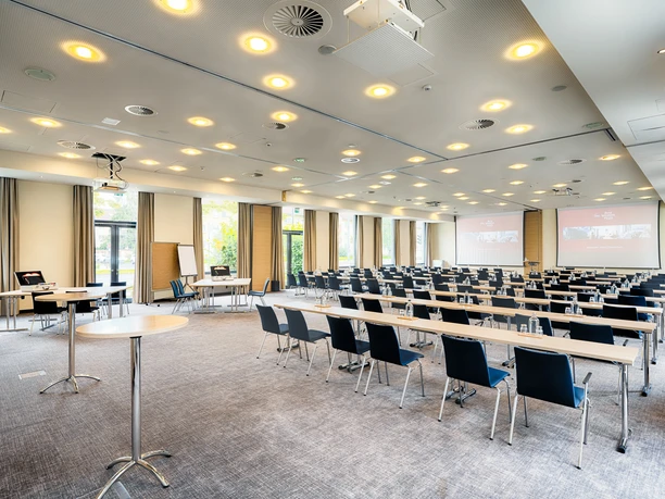 Best Western Plus Welcome Hotel Frankfurt - Conference room Large conference room with rows of tables and two screens.