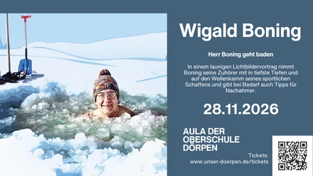 Ein Mann mit Wollmütze badet lächelnd in einem Eisloch, umgeben von Schnee und Eisschollen.