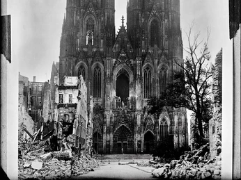 Cologne Cathedral, west façade Westfassade des Kölner Doms mit seinen dominanten Doppeltürmen bei Ruinen im Vordergrund.West façade of Cologne Cathedral with its dominant twin towers and ruins in the foreground.