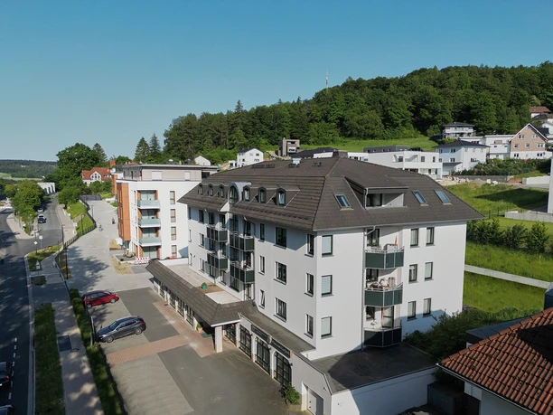 Parkblick, Haus am Kurpark, Ferienwohnung Mehrgeschossiges Ferienhaus mit Balkonen am Kurpark von Bad Driburg, umgeben von Grünflächen.