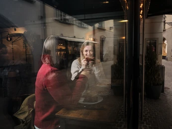 Coffee Card_20251009_151431__DSF6259.jpg Zwei Freundinnen fotografiert durch ein Fenster geniessen einen Kaffee in der Altstadt Luzern.Two friends photographed through a window enjoying a coffee in the old town of Lucerne.Deux amies photographiées à travers une fenêtre savourant un café dans la vieille ville de Lucerne.